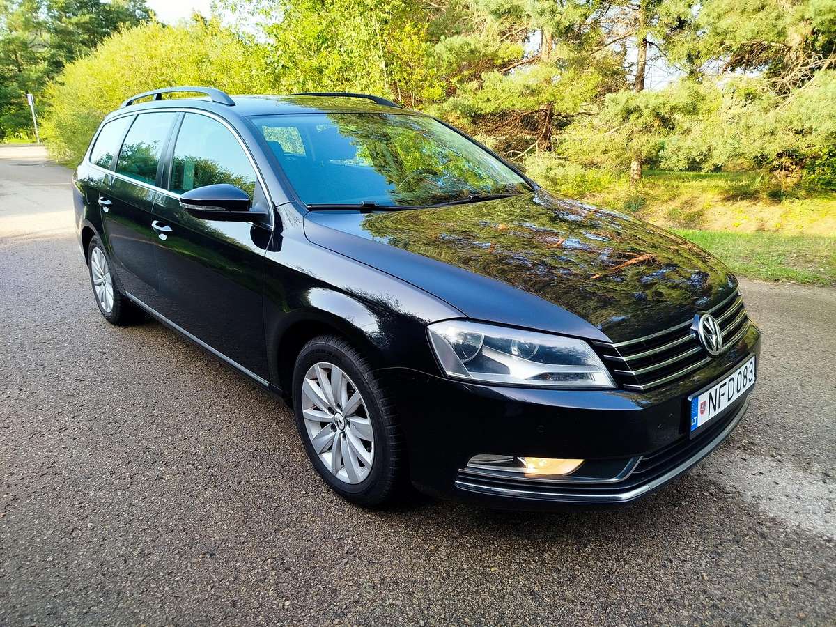Volkswagen Passat 2011 — rear view