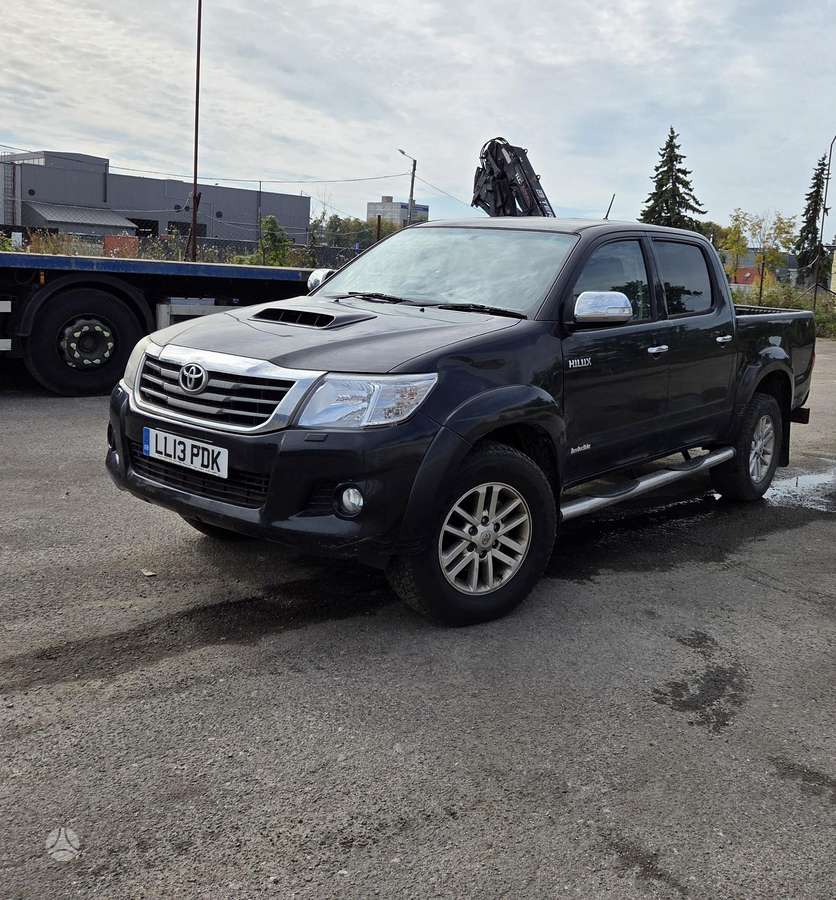 Toyota Hilux 2013 — салон