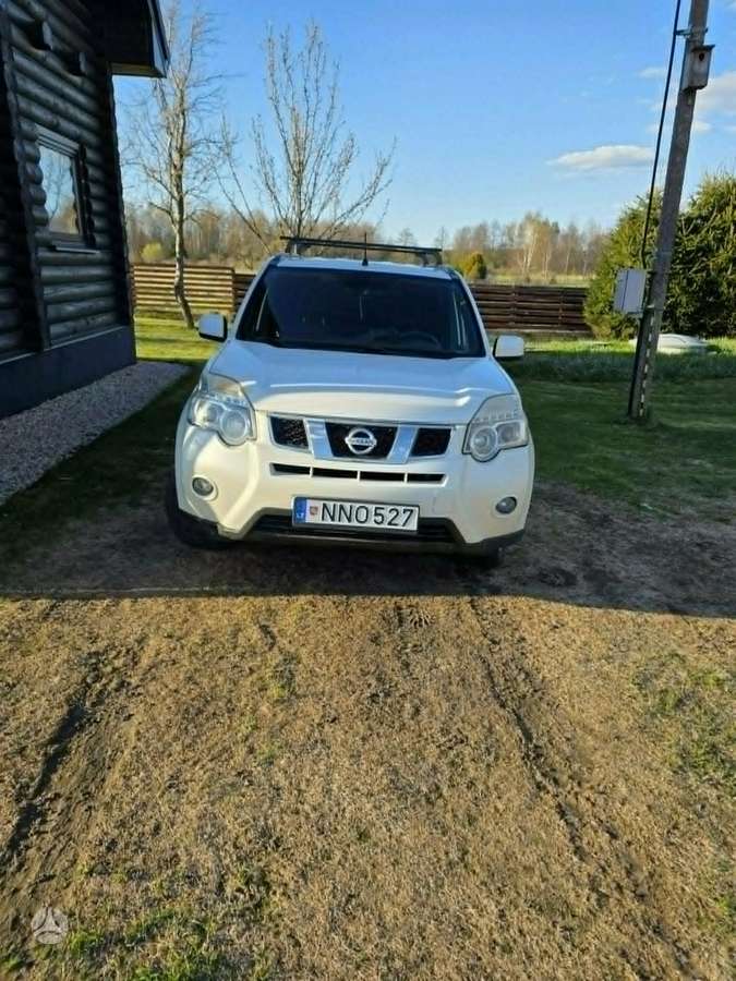 Nissan X-Trail 2011 — rear view