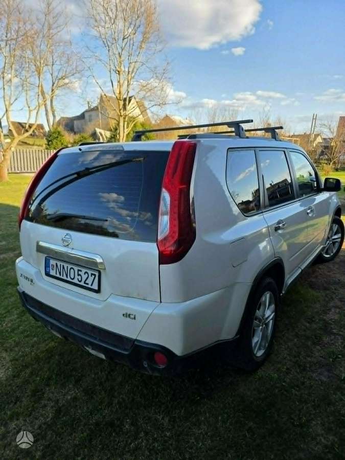 Nissan X-Trail 2011 — interior