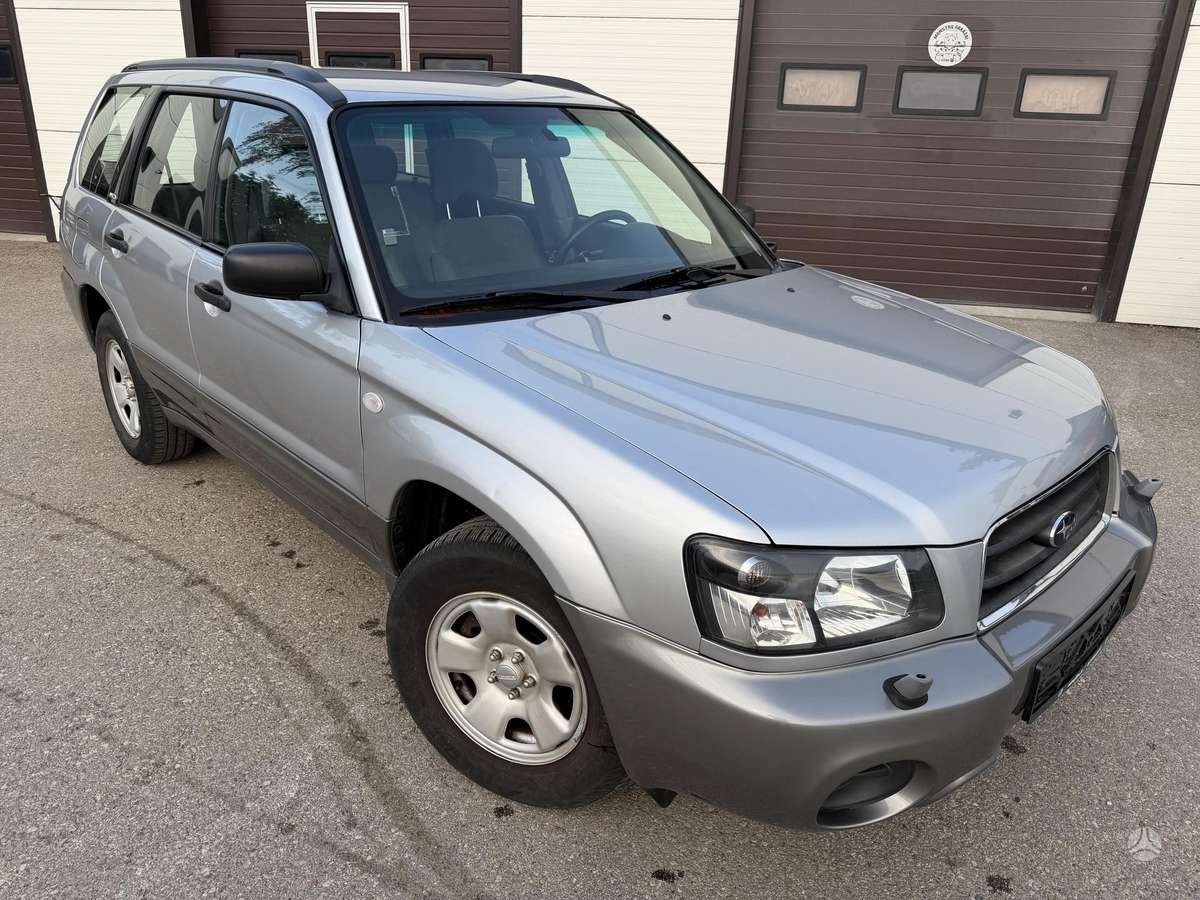 Subaru Forester 2004 — rear view