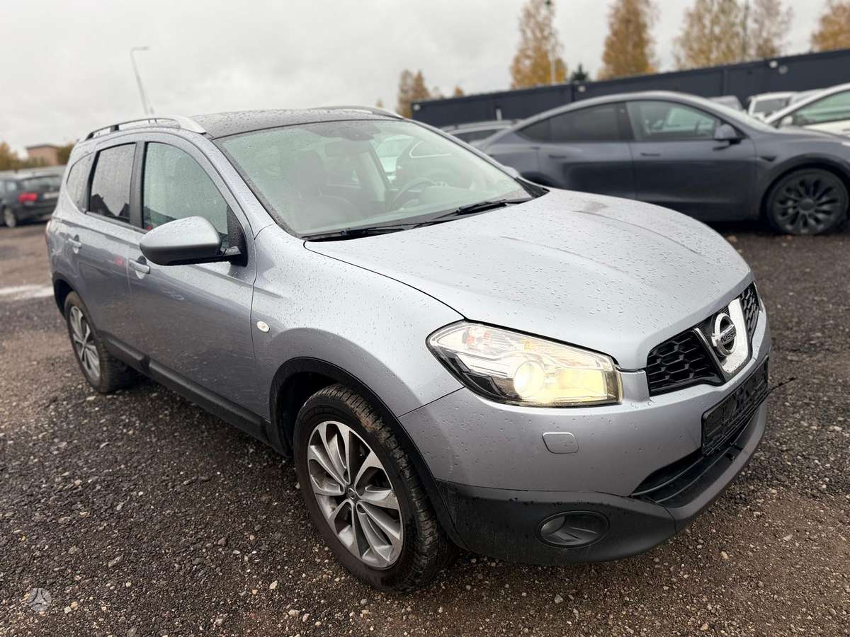 Nissan Qashqai+2 2011 — rear view