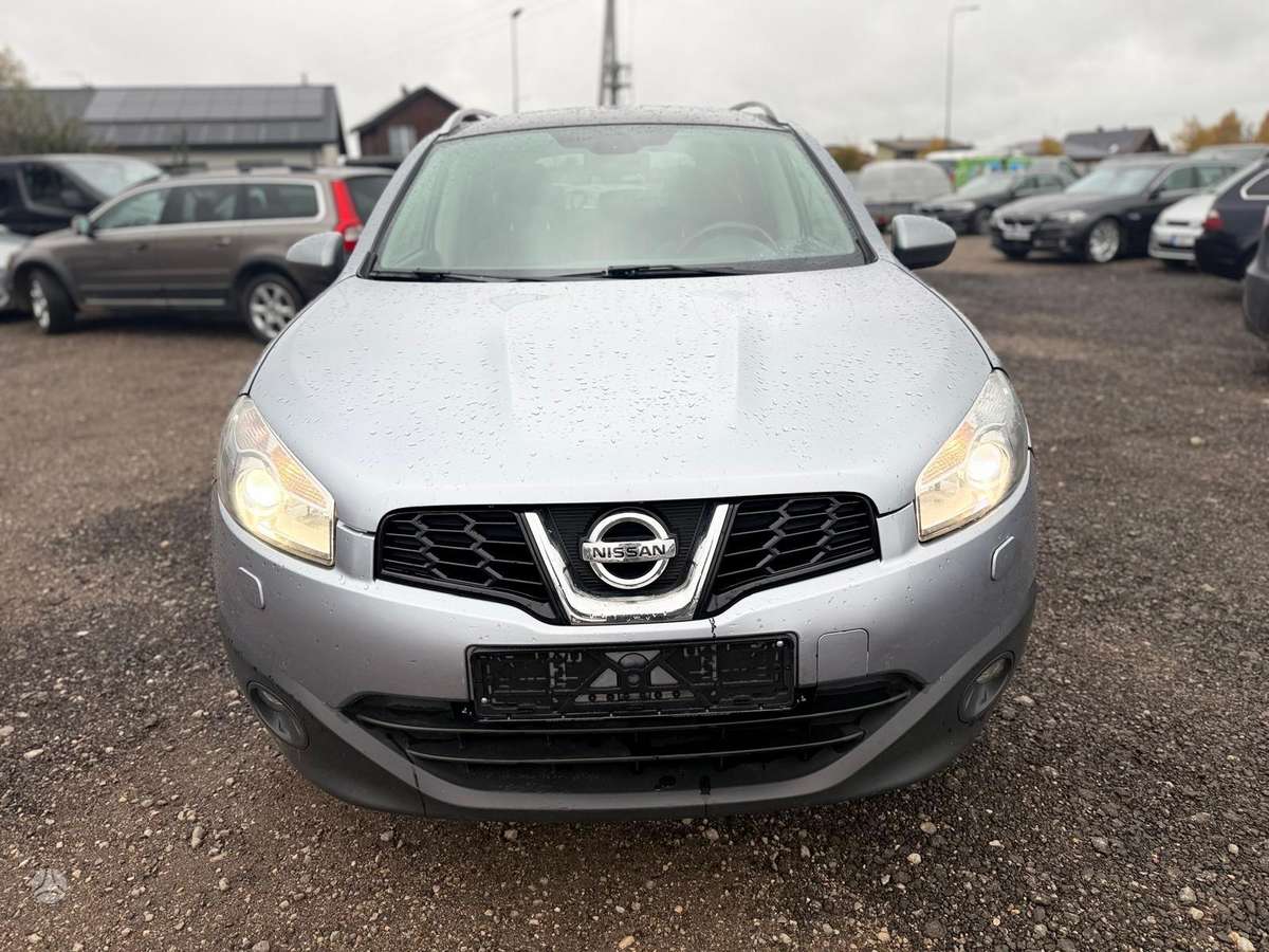 Nissan Qashqai+2 2011 — interior