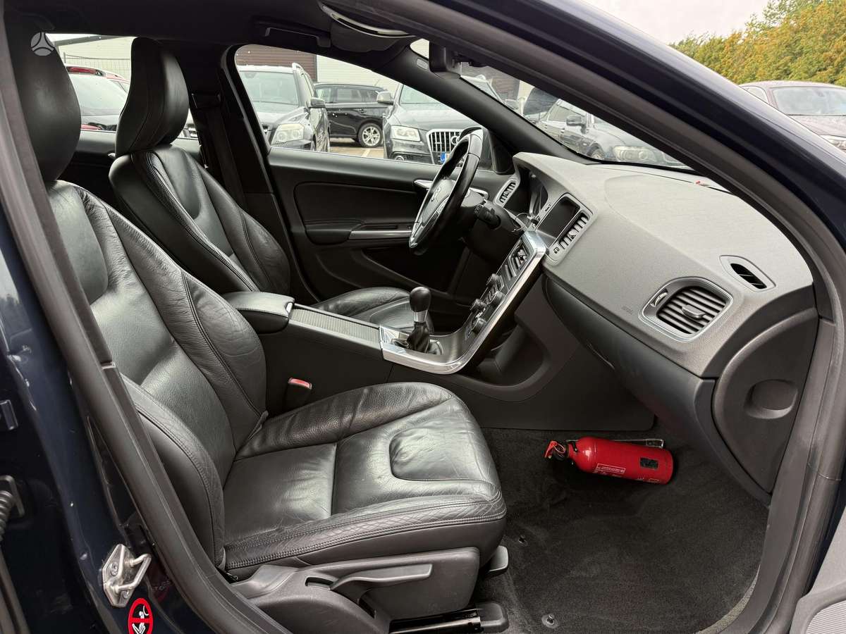 Volvo V60 2013 — photo 17