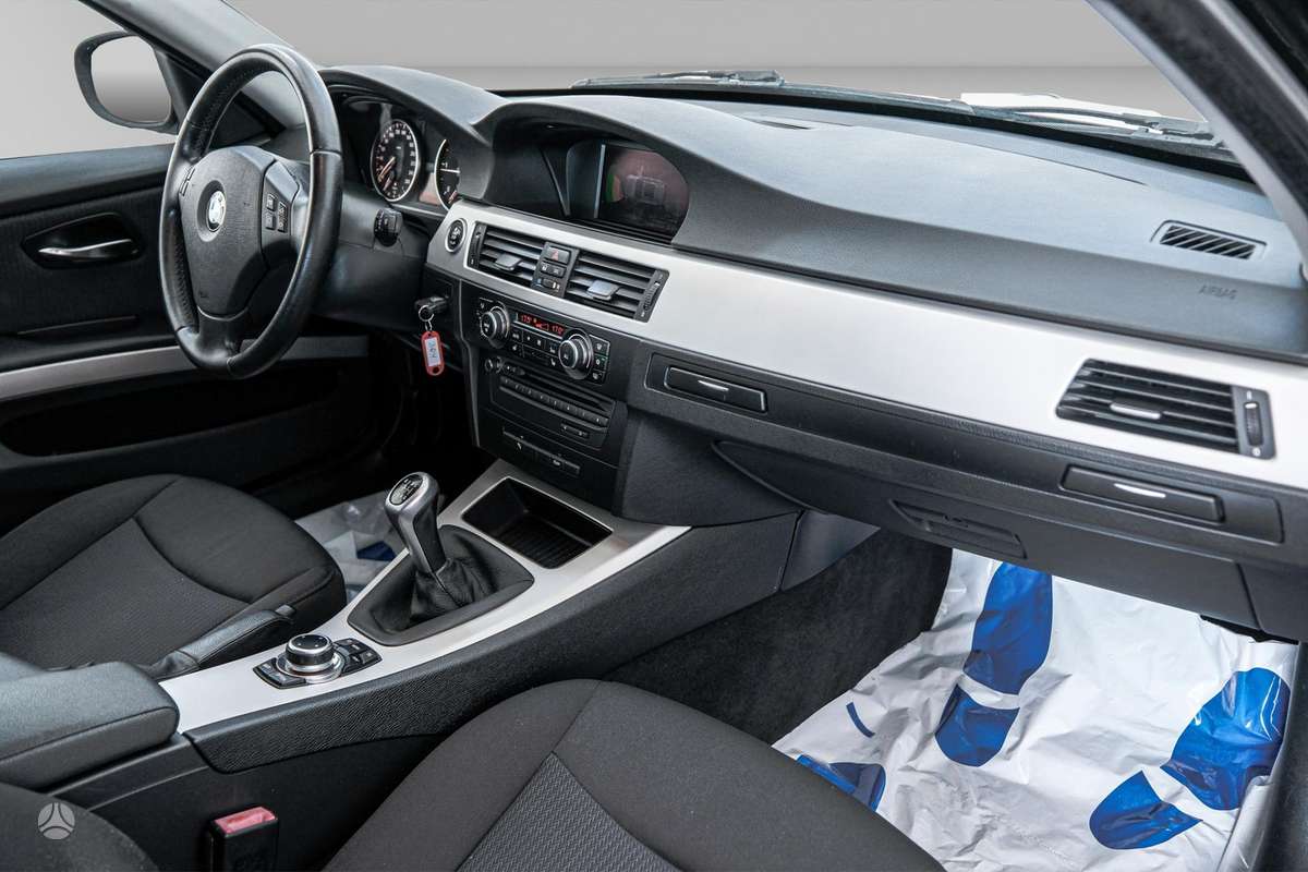 BMW 318 2009 — photo 11