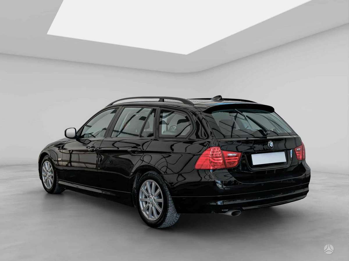 BMW 318 2009 — rear view