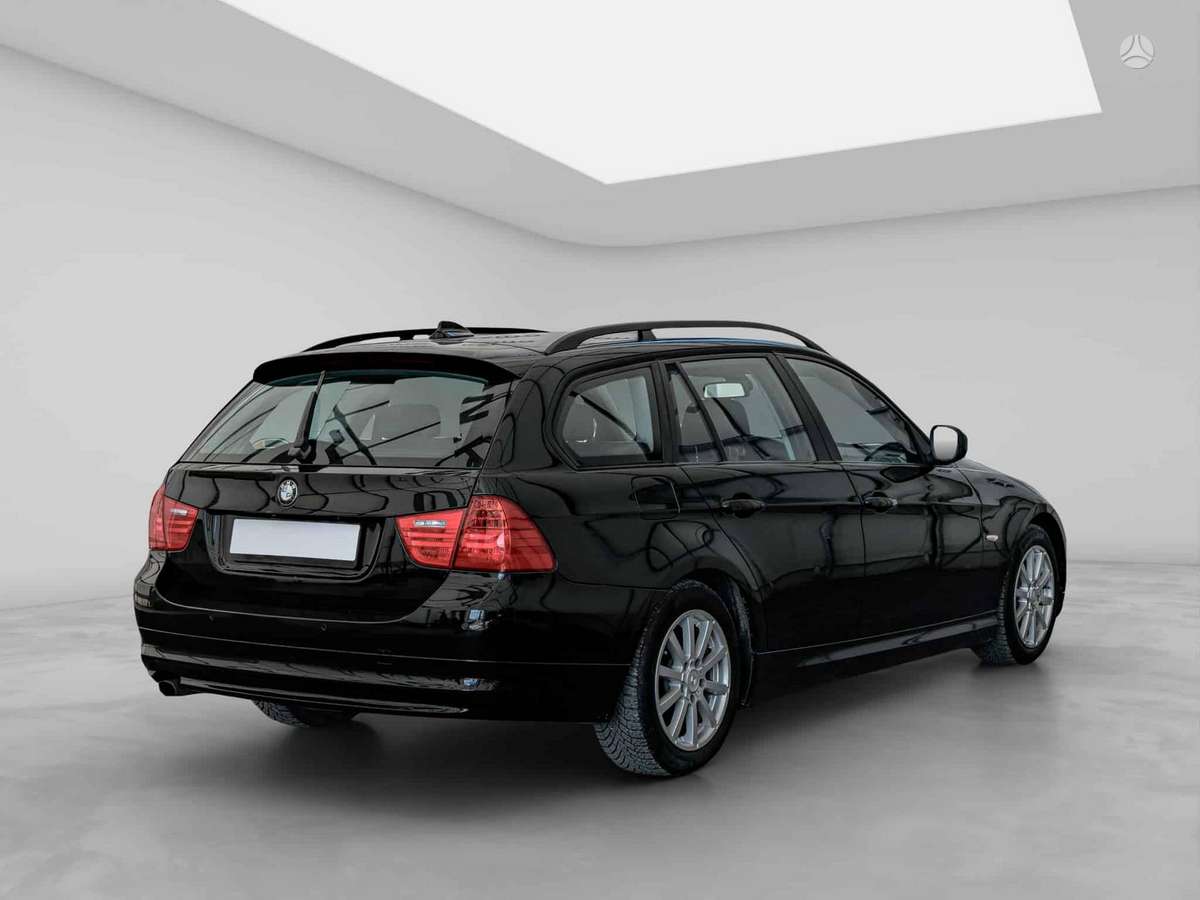 BMW 318 2009 — interior