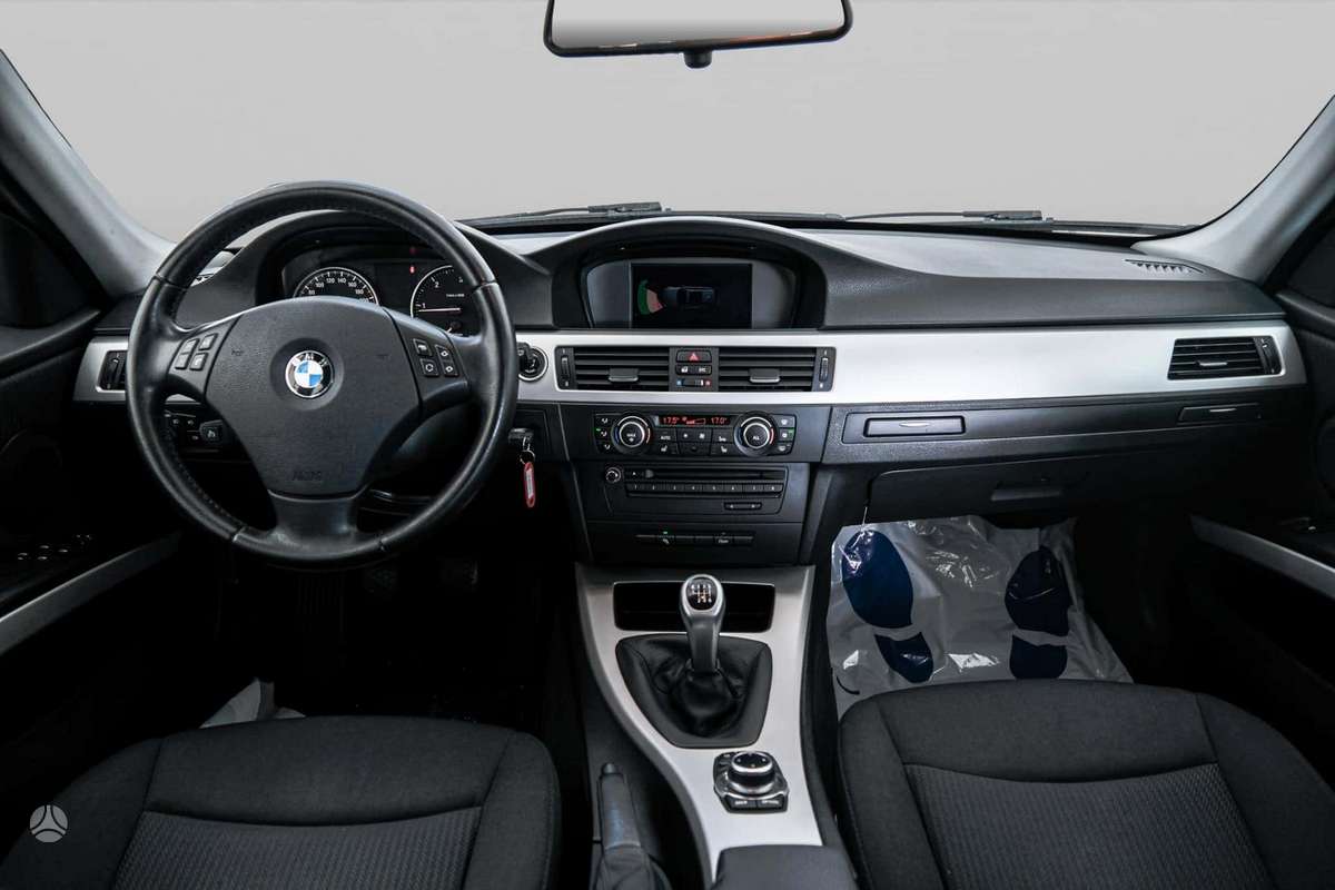 BMW 318 2009 — photo 6