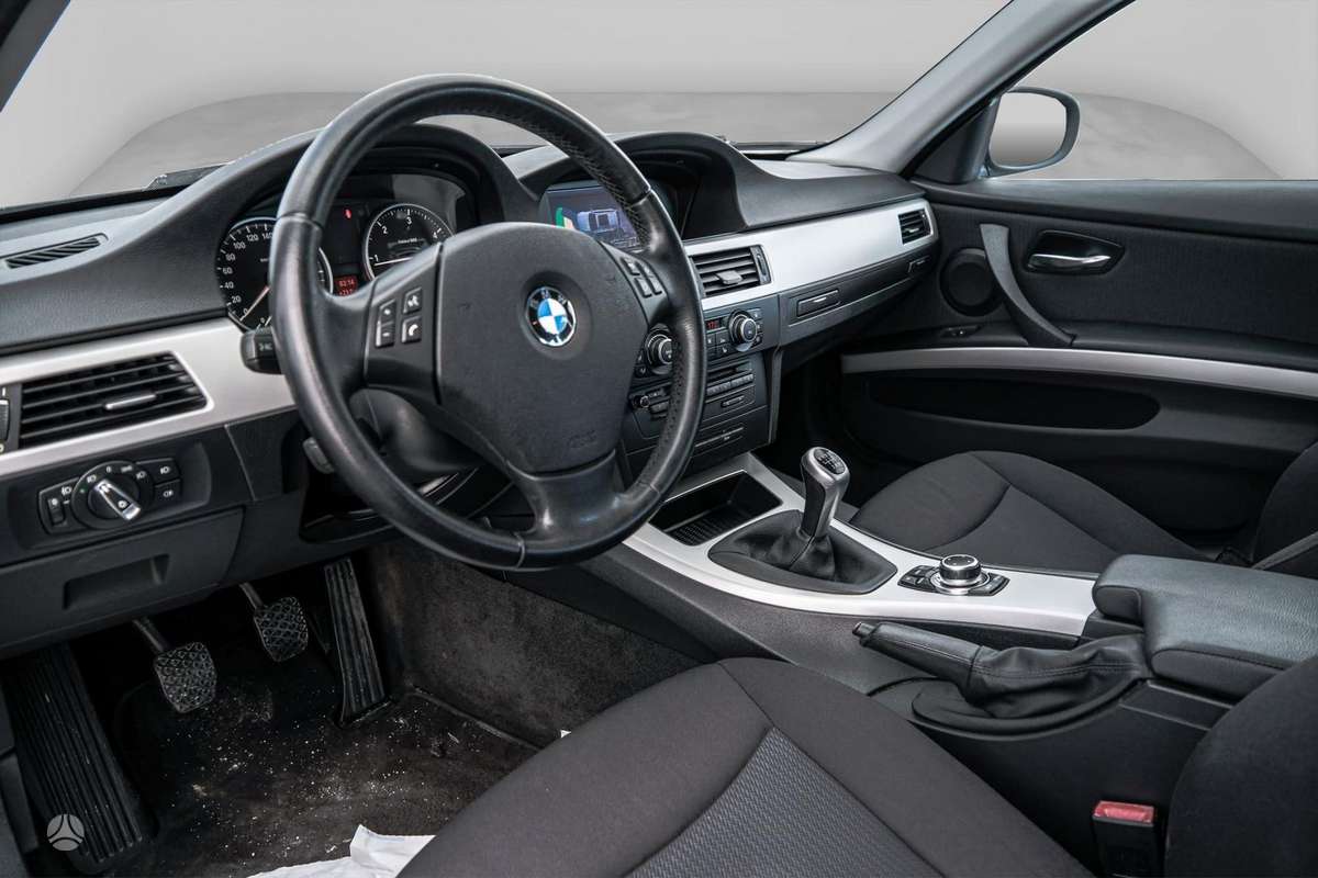BMW 318 2009 — photo 9