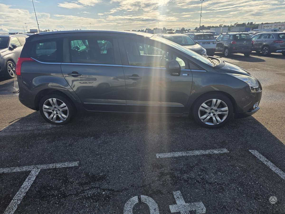 Peugeot 5008 2013 — rear view