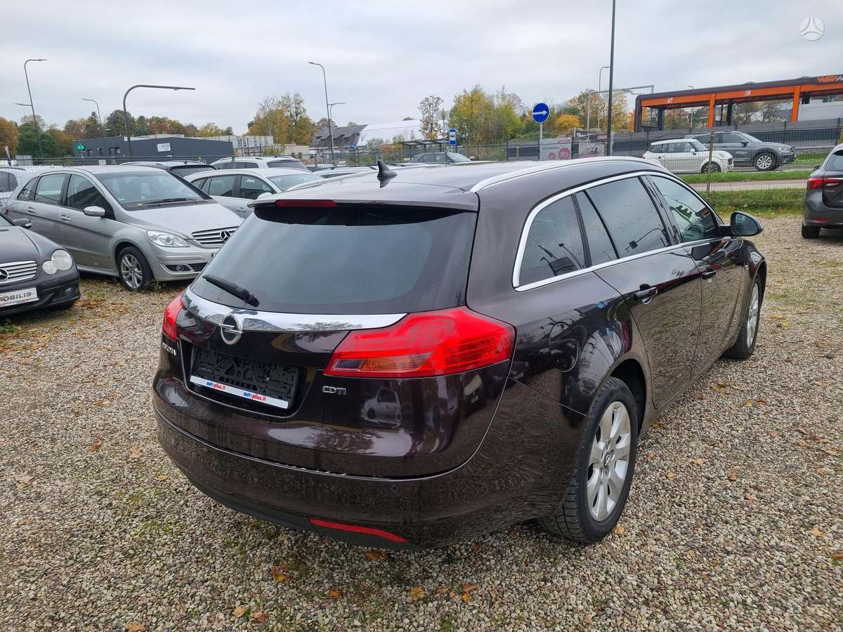 Opel Insignia 2011 — вигляд ззаду
