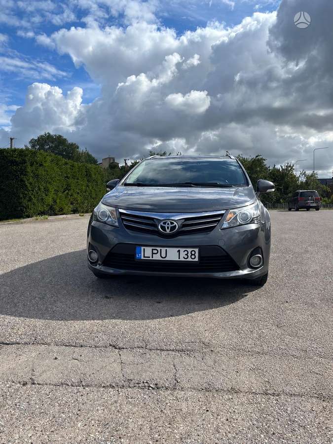 Toyota Avensis 2012 — rear view