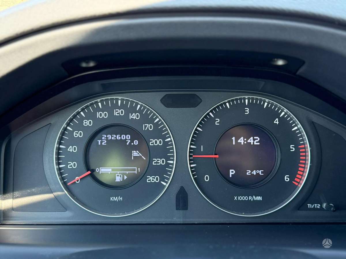 Volvo XC70 2010 — photo 15