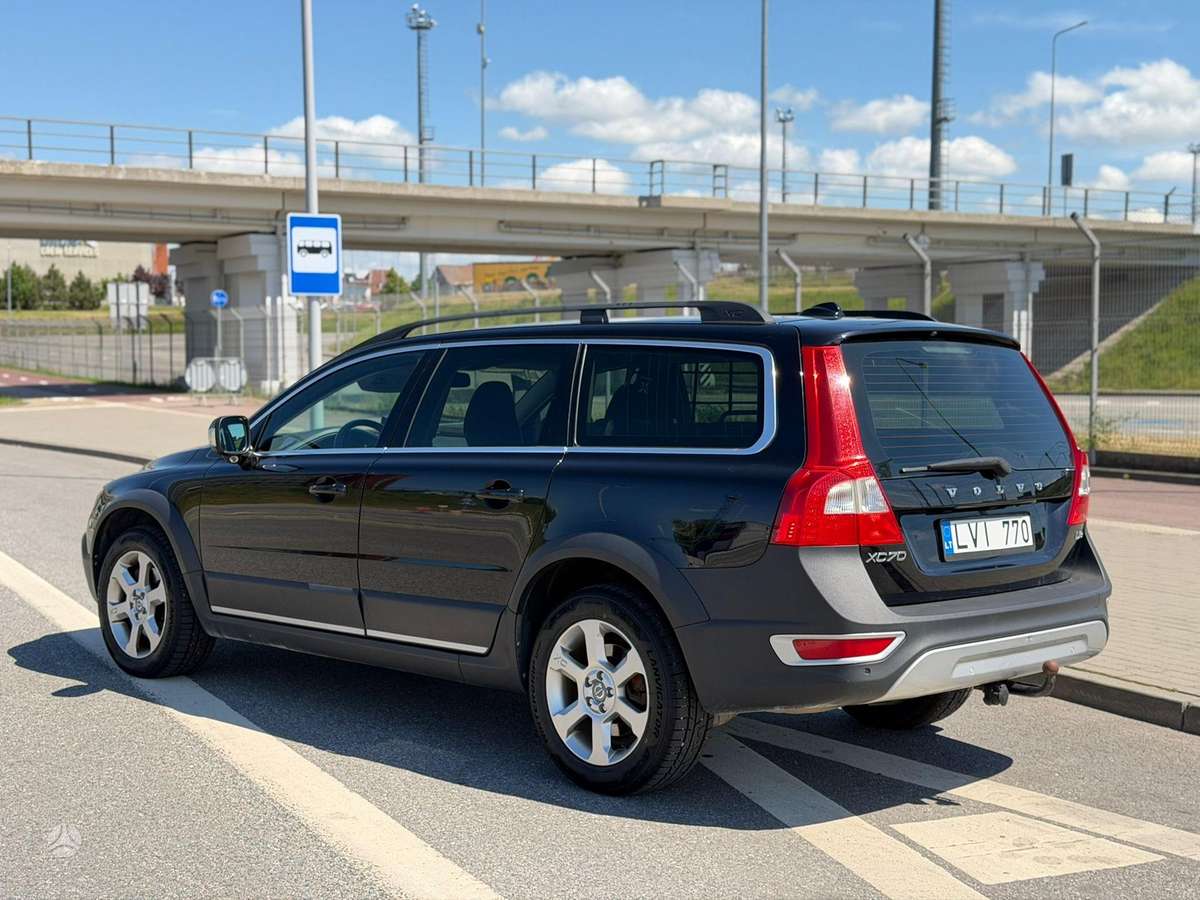 Volvo XC70 2010 — rear view