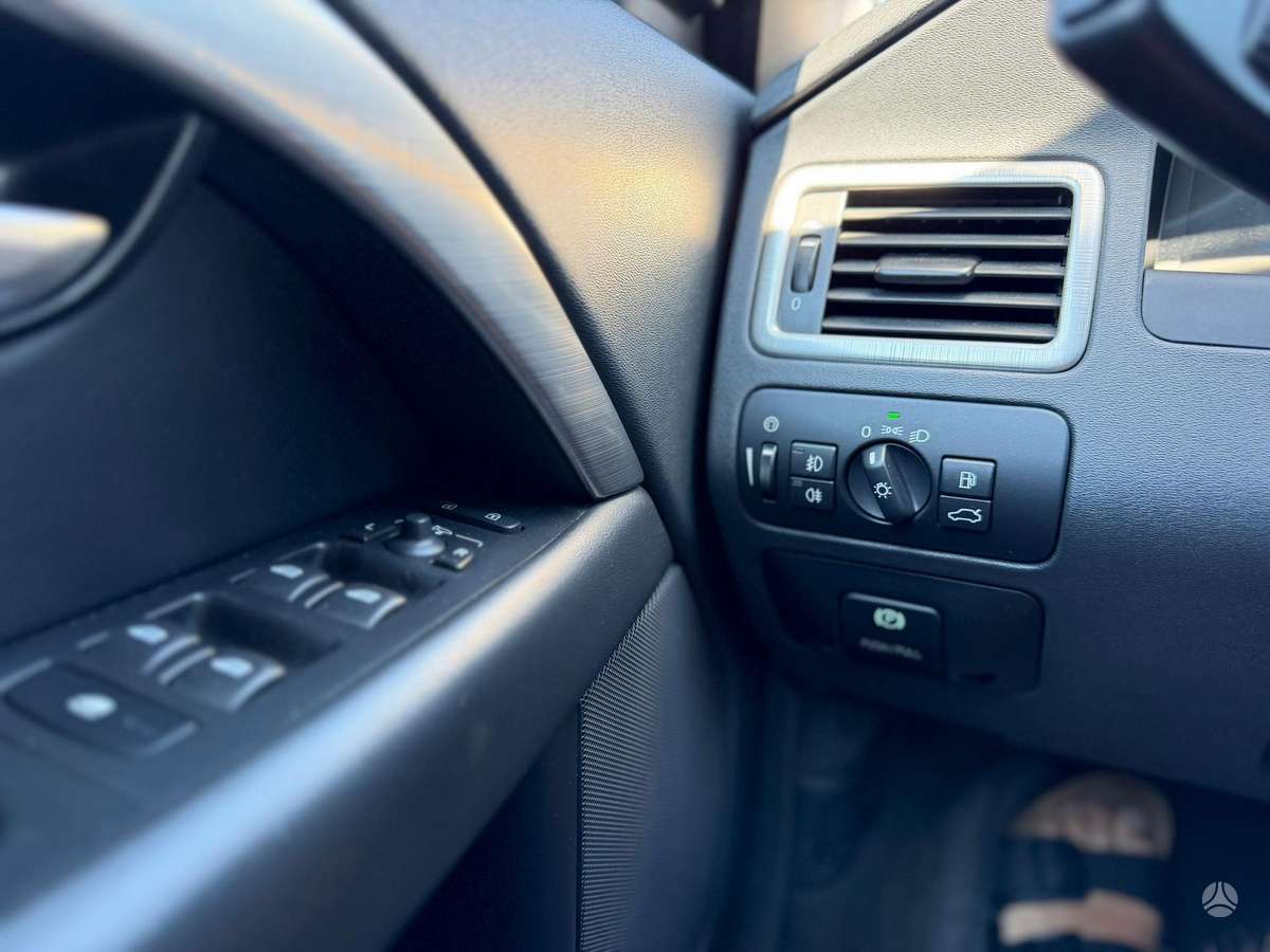Volvo XC70 2010 — photo 9