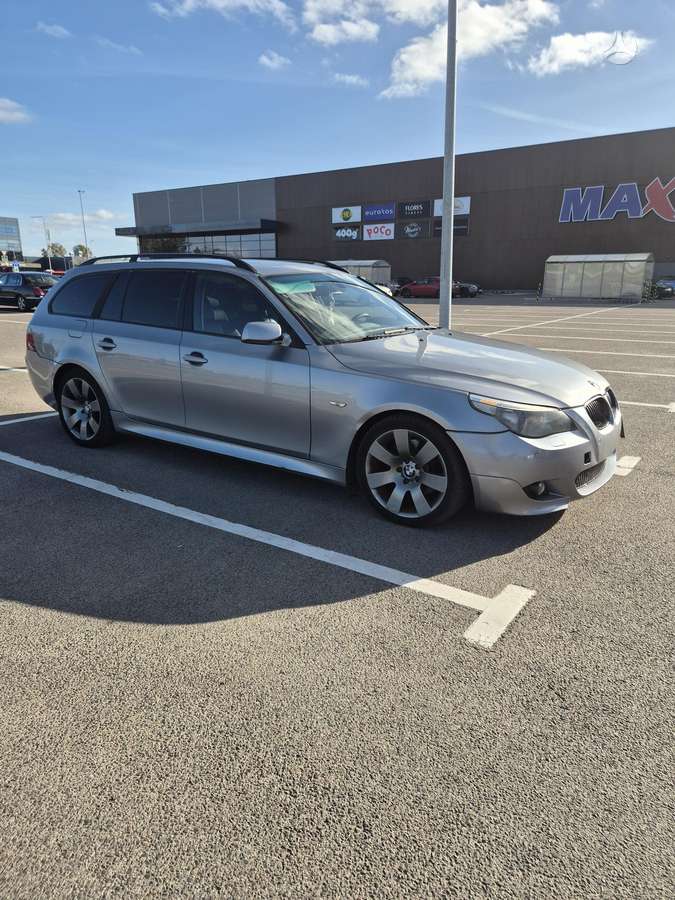 BMW 530 2004 — rear view