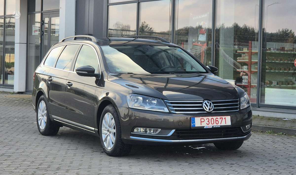 Volkswagen Passat 2012 — вигляд ззаду