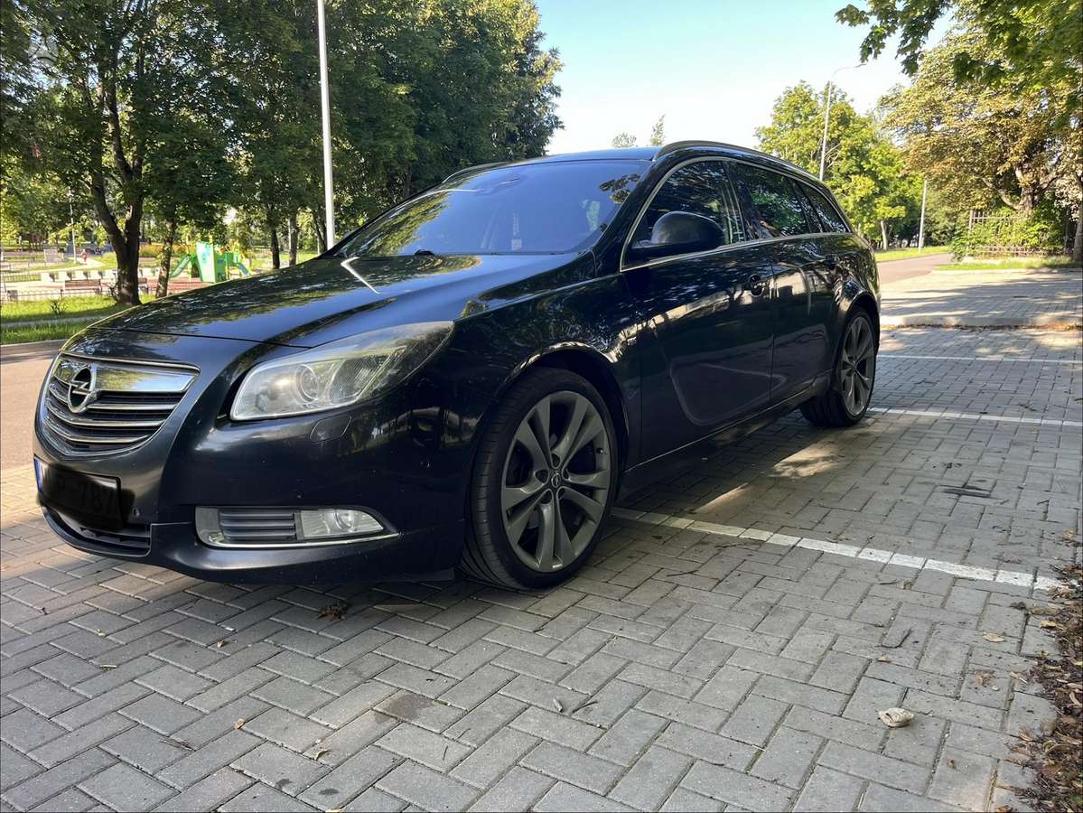 Opel Insignia 2011 — rear view