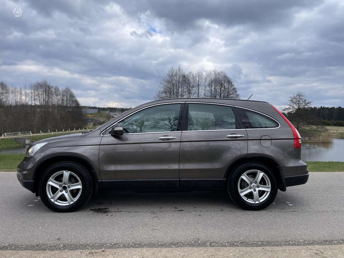 Honda CR-V 2011 — rear view
