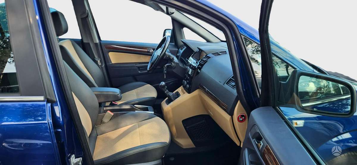 Opel Zafira 2010 — фото 11