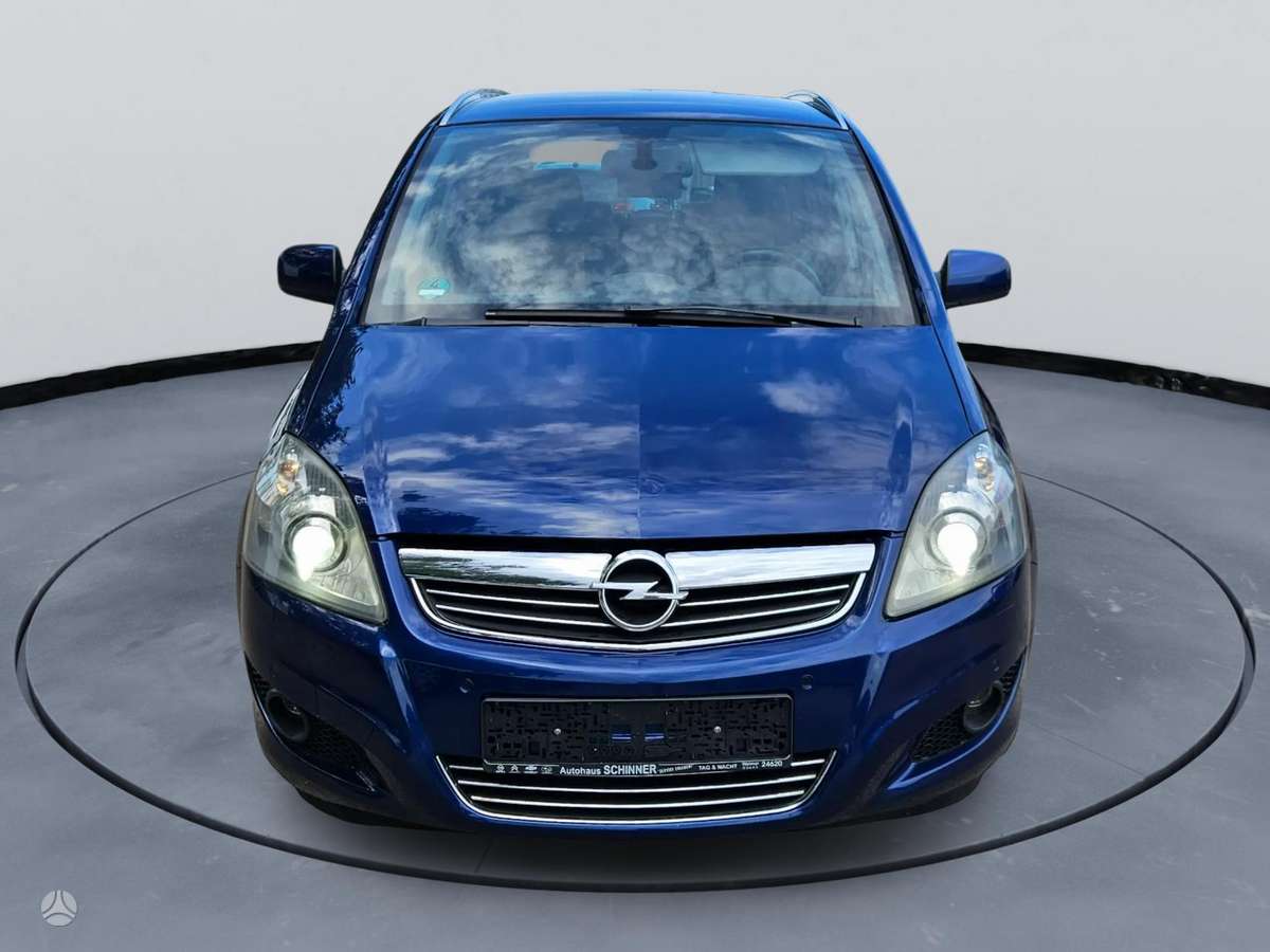 Opel Zafira 2010 — вигляд ззаду
