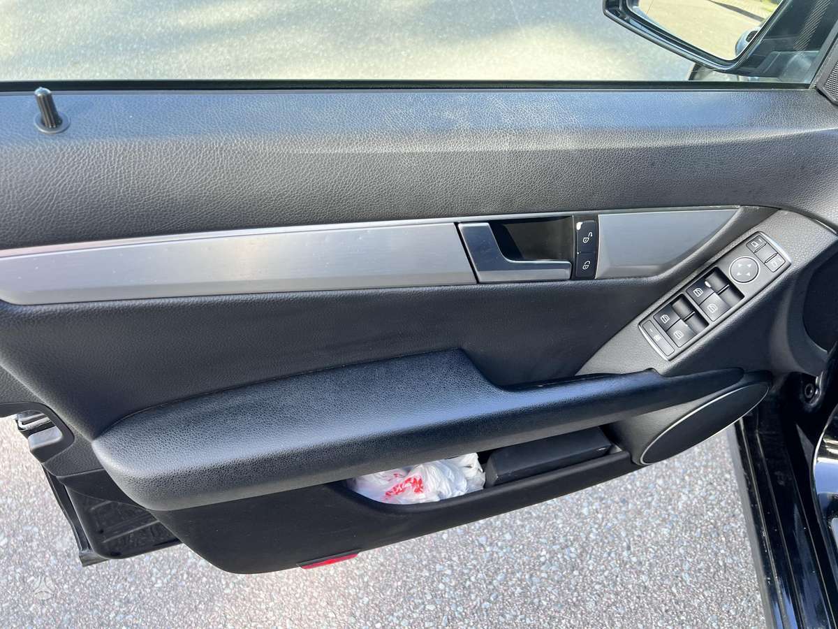 Mercedes-Benz C200 2011 — photo 10
