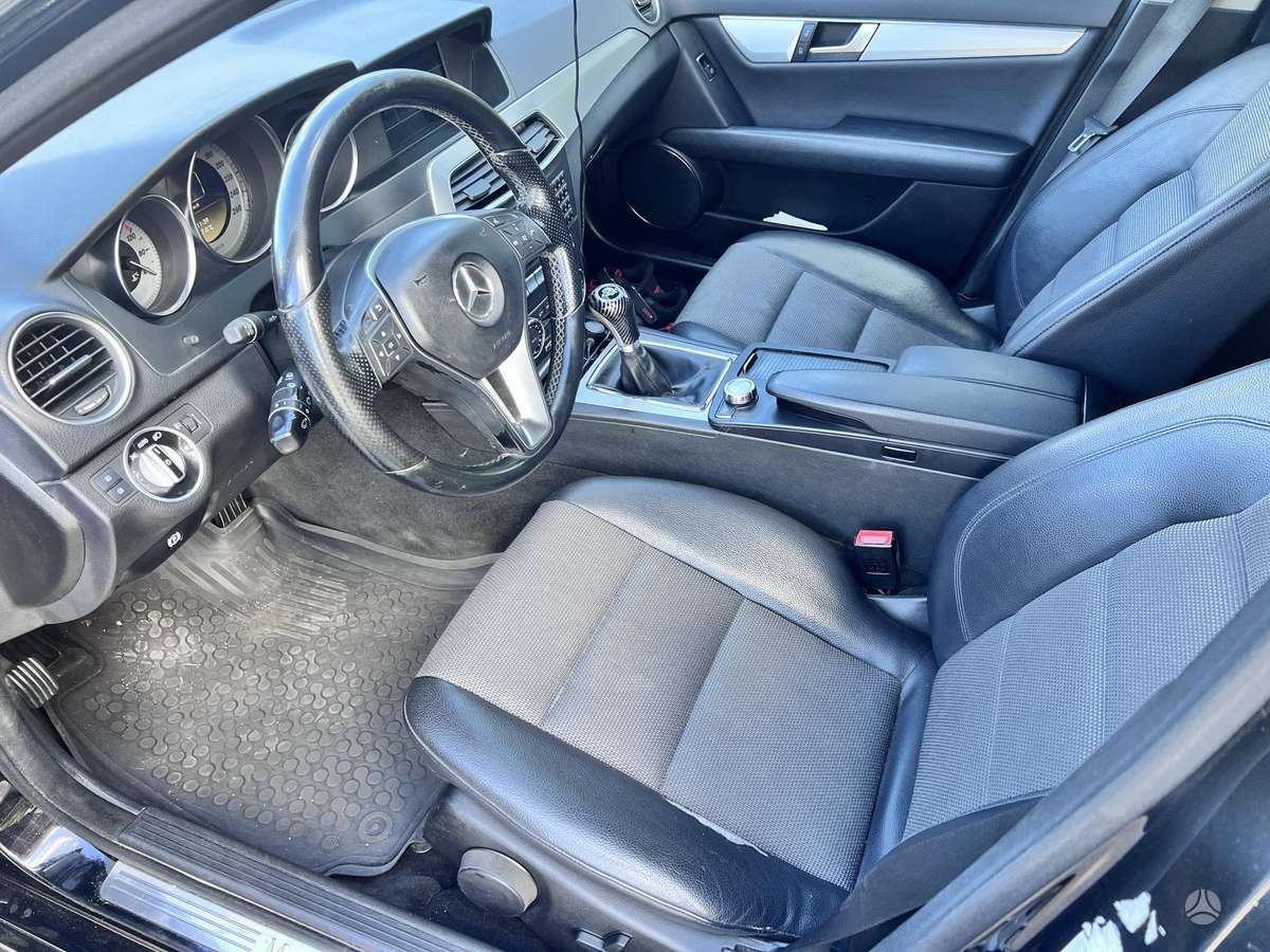 Mercedes-Benz C200 2011 — photo 11