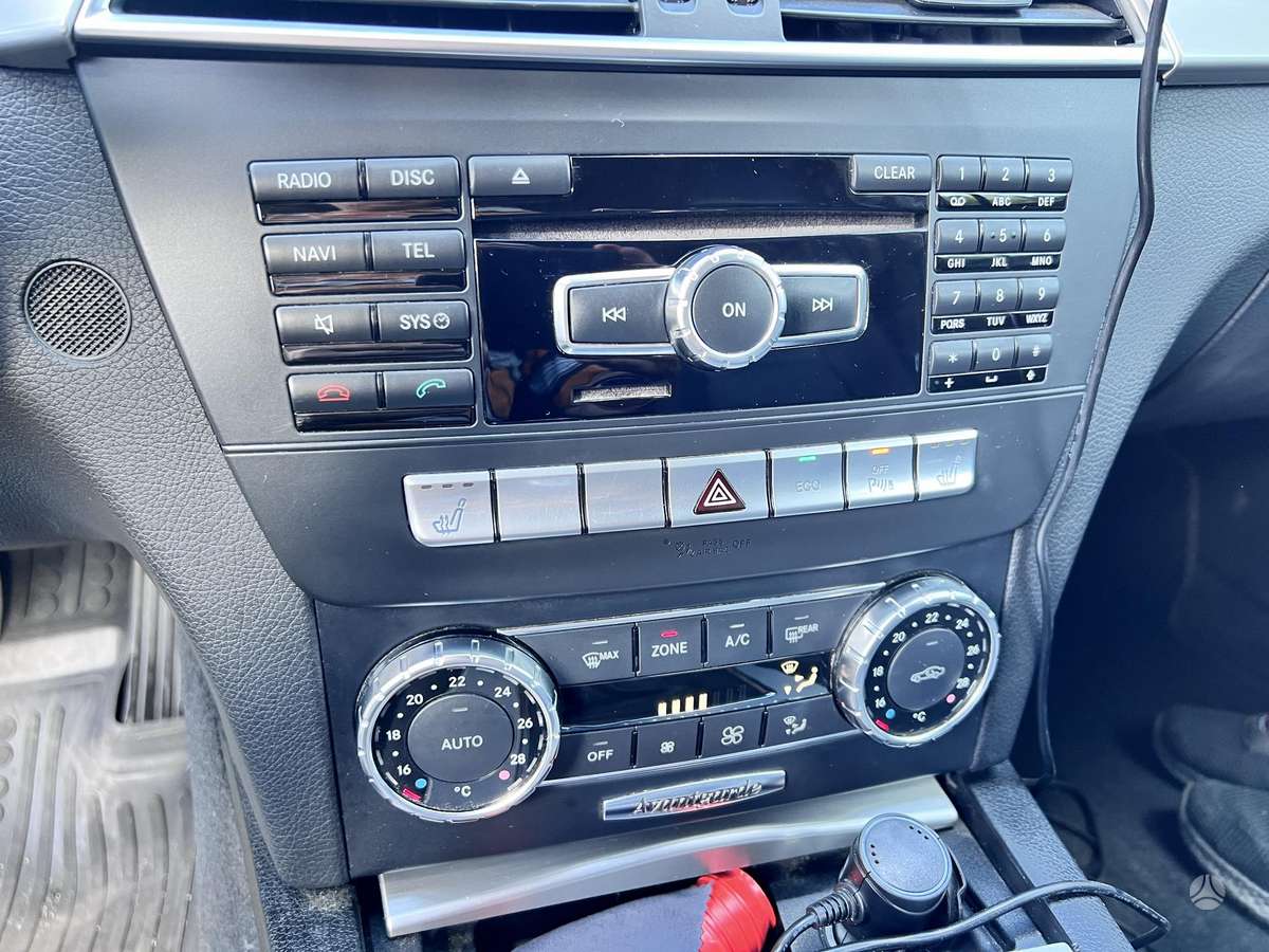 Mercedes-Benz C200 2011 — photo 12
