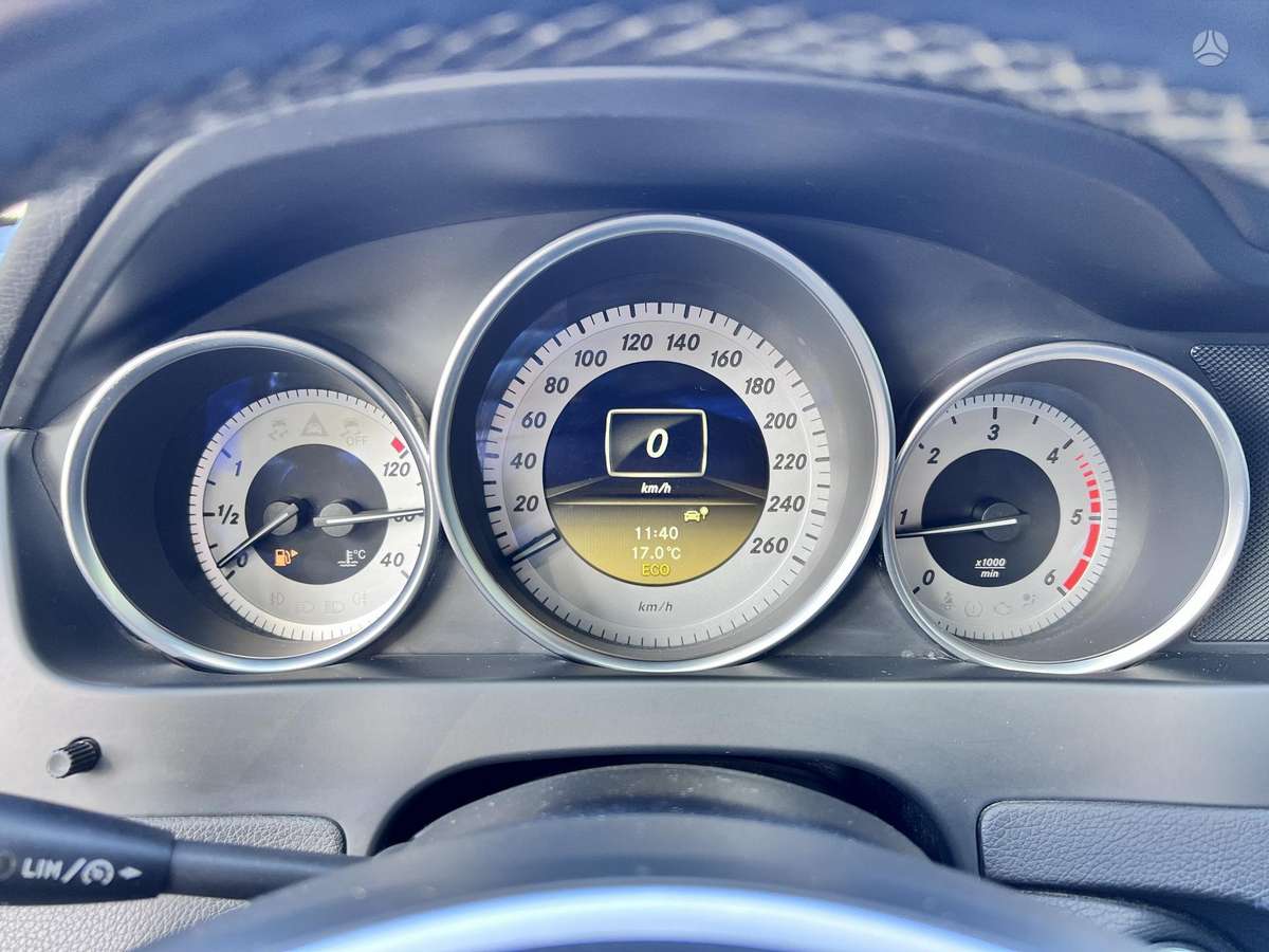 Mercedes-Benz C200 2011 — photo 14