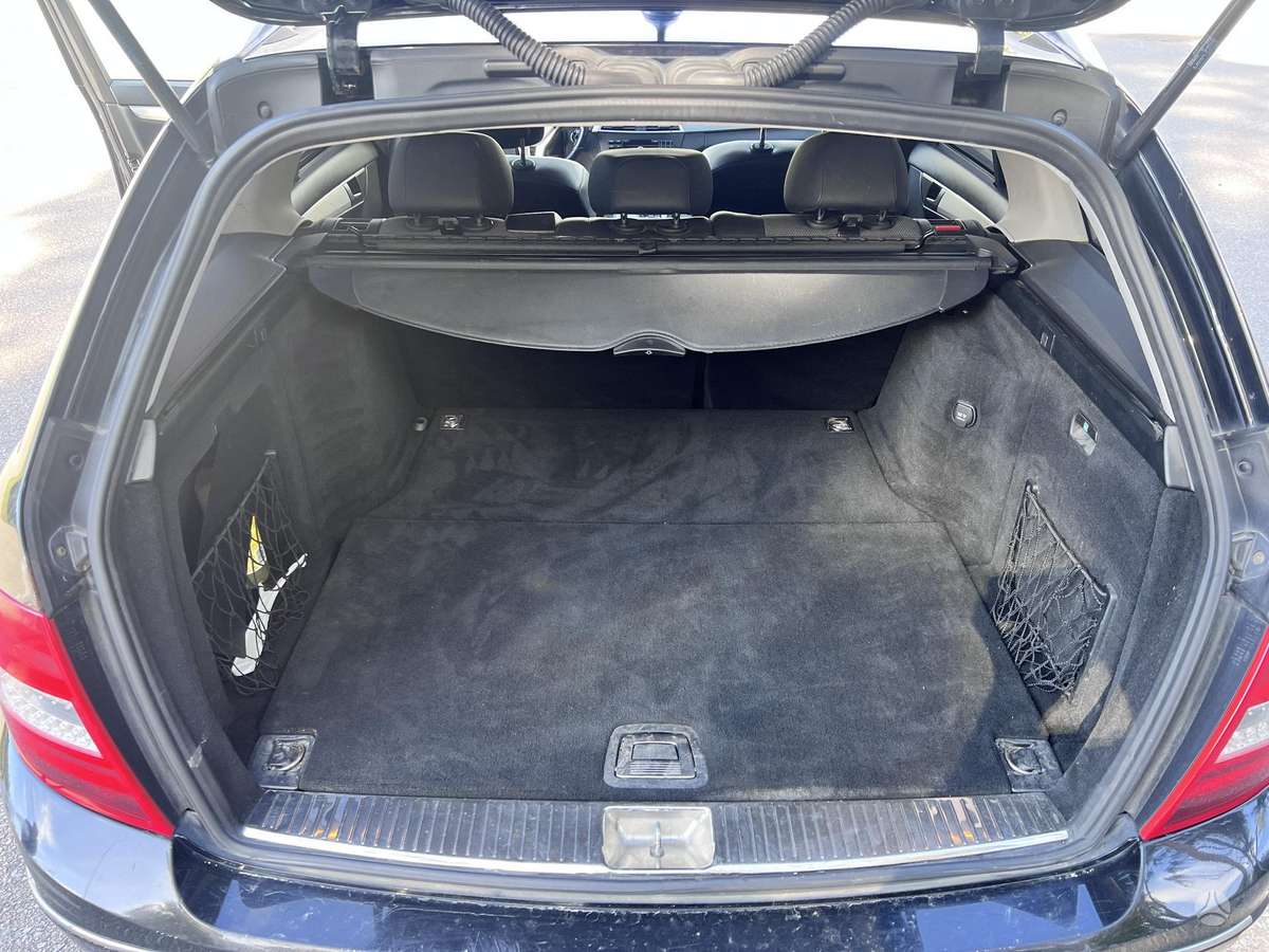 Mercedes-Benz C200 2011 — photo 17