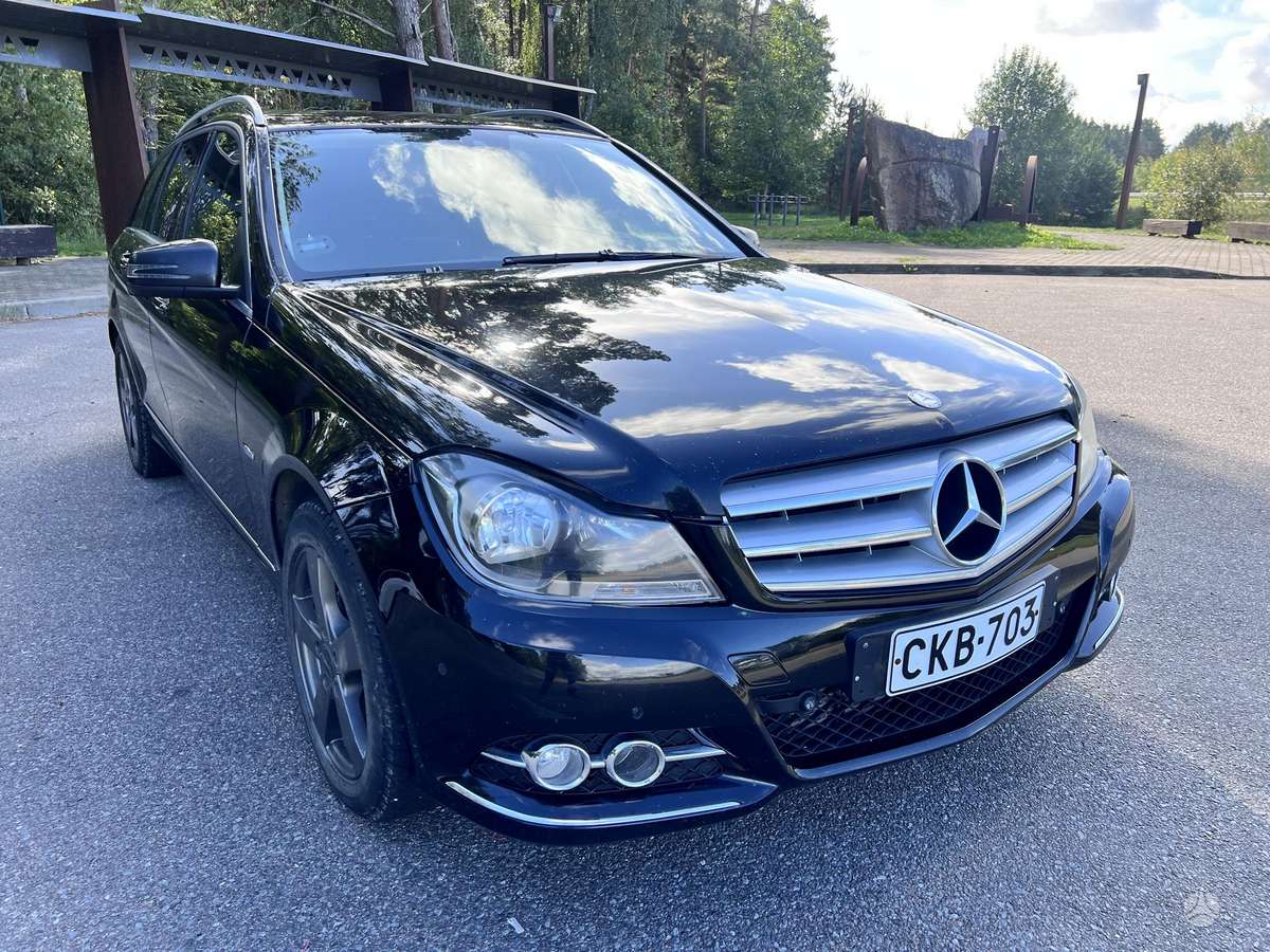 Mercedes-Benz C200 2011 — rear view