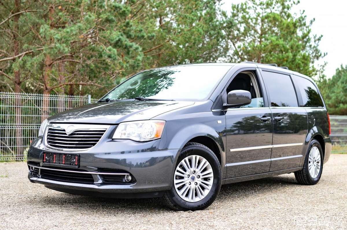 Lancia Voyager 2012 — авто для ЗСУ з Європи