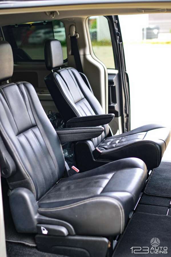 Lancia Voyager 2012 — фото 10
