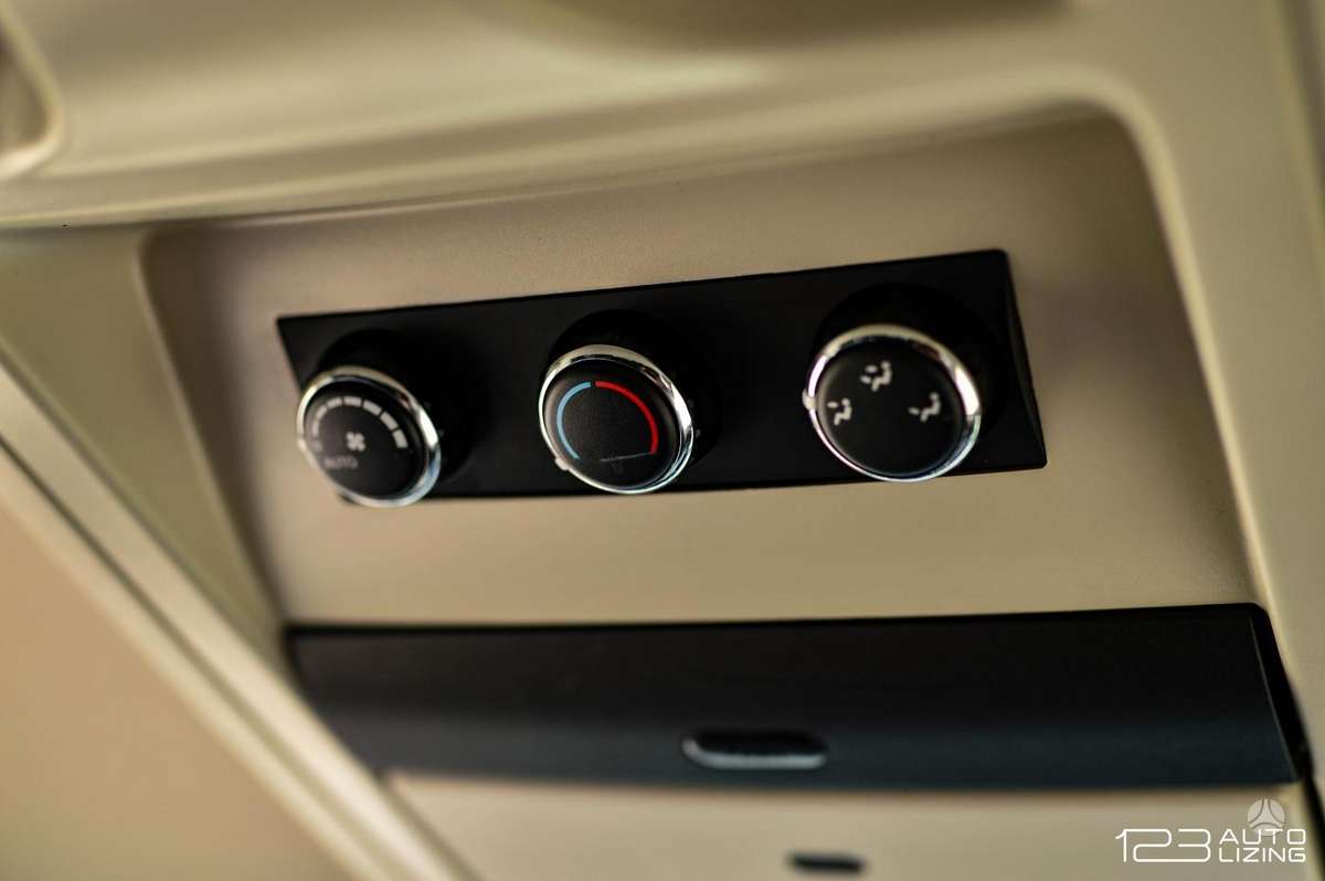 Lancia Voyager 2012 — фото 12