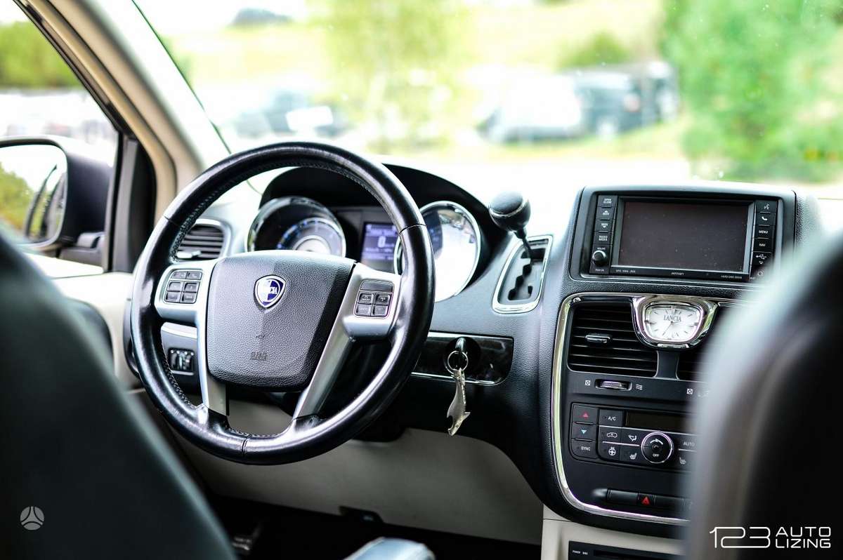 Lancia Voyager 2012 — фото 13