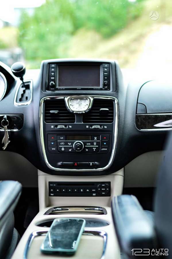 Lancia Voyager 2012 — фото 15