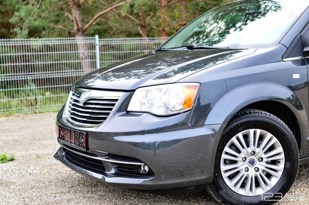 Lancia Voyager 2012 — вигляд ззаду