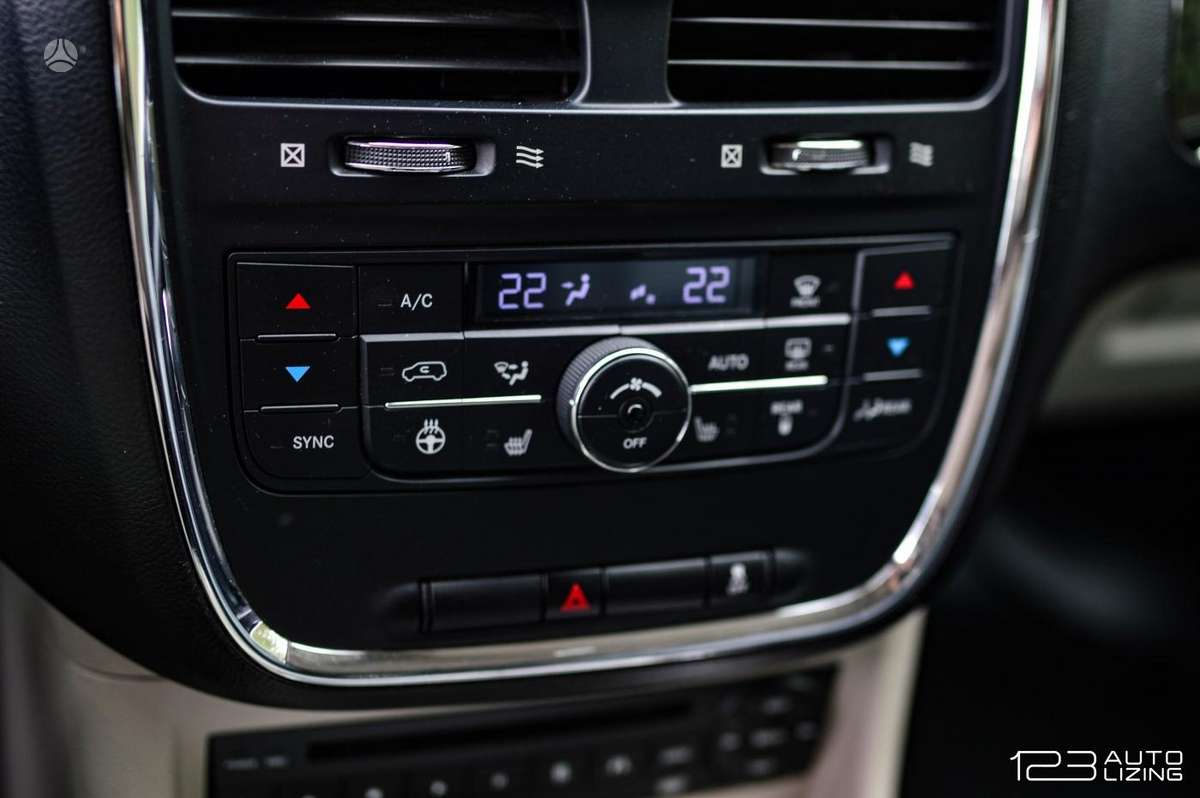 Lancia Voyager 2012 — фото 26