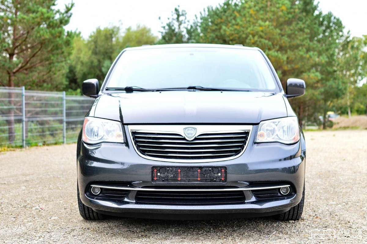 Lancia Voyager 2012 — салон