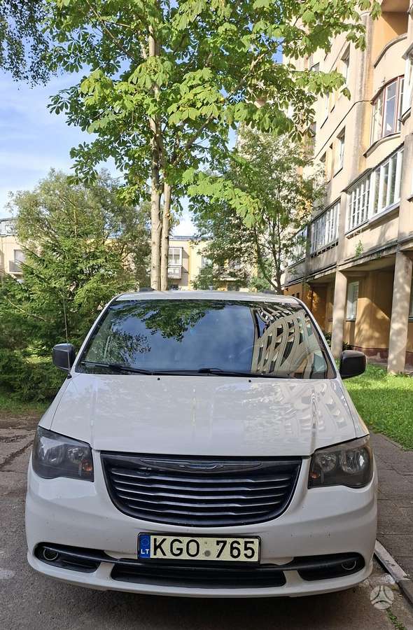 Chrysler Town 2013 — rear view