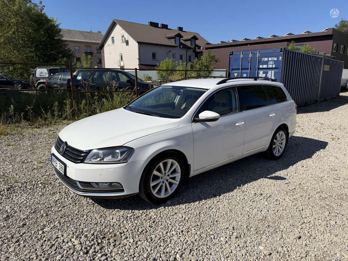 Volkswagen Passat 2013 — вигляд ззаду
