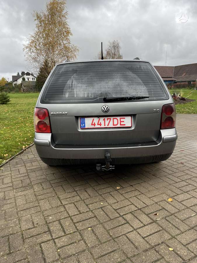 Volkswagen Passat 2004 — rear view