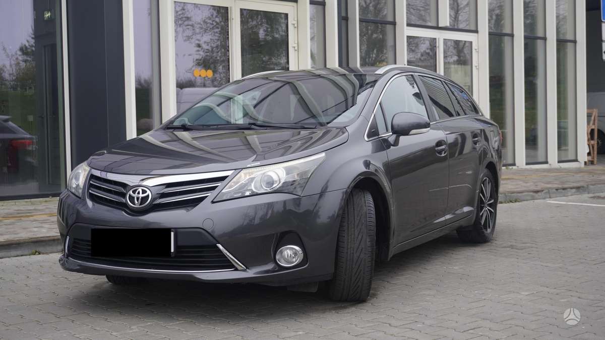 Toyota Avensis 2014 — rear view