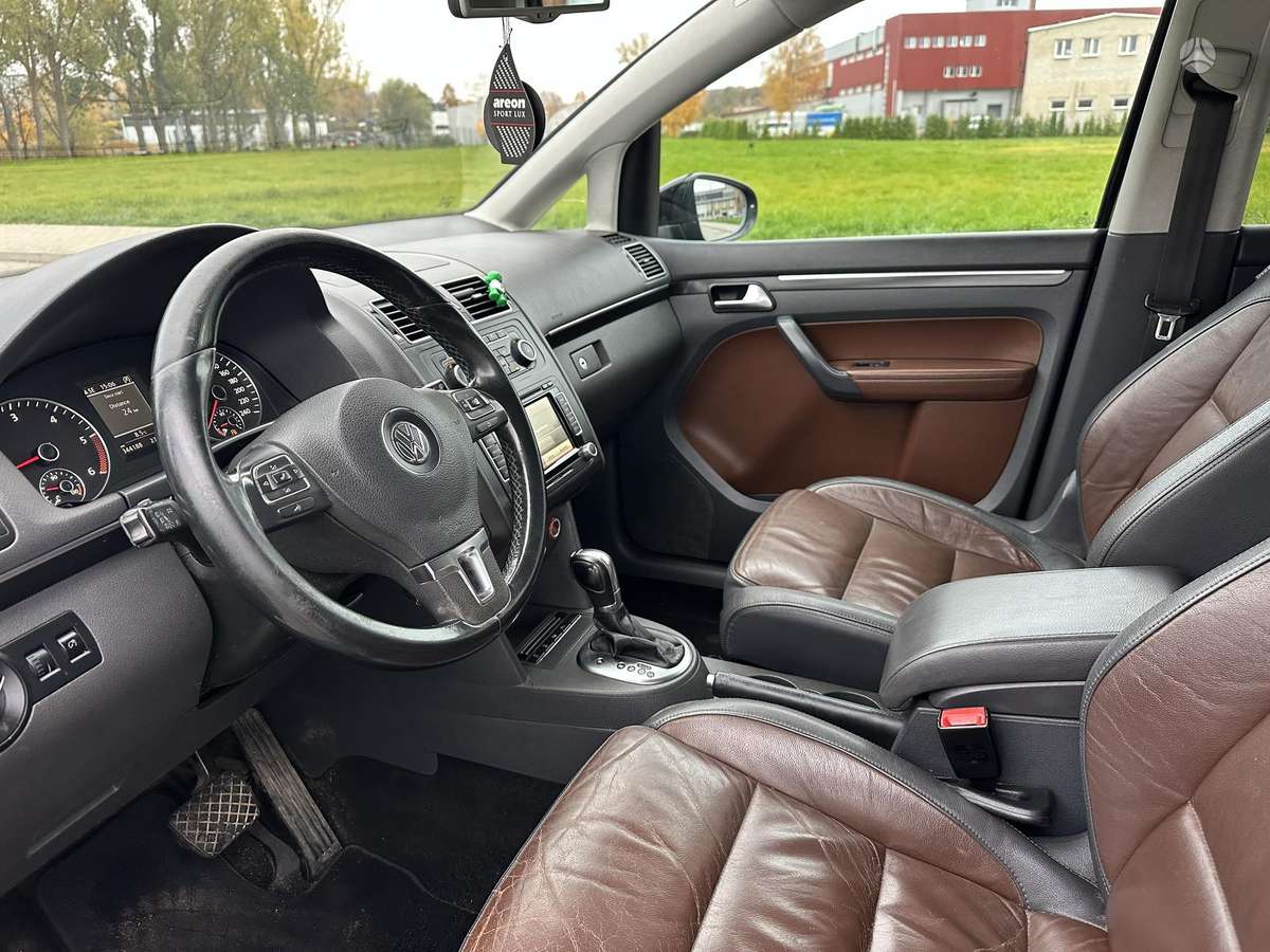 Volkswagen Touran 2012 — photo 19