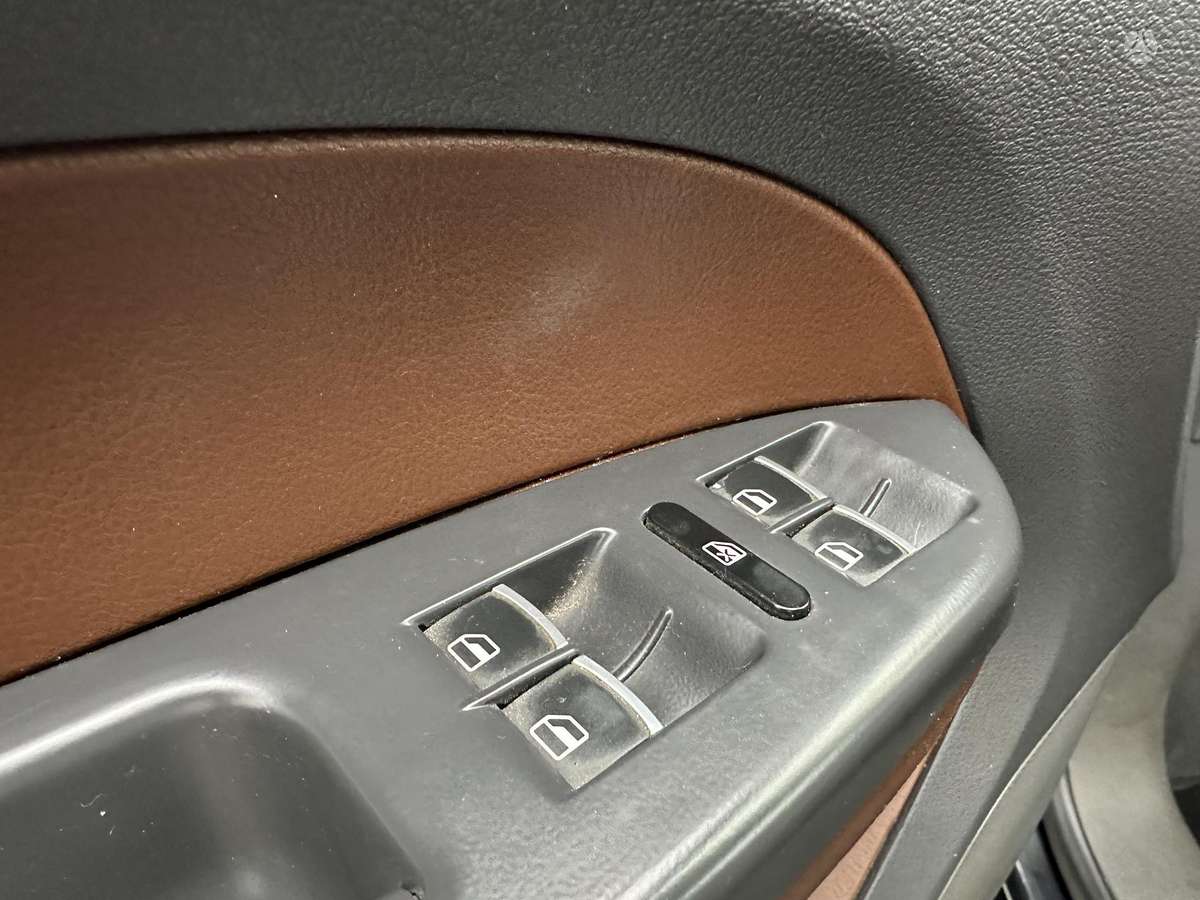 Volkswagen Touran 2012 — photo 25