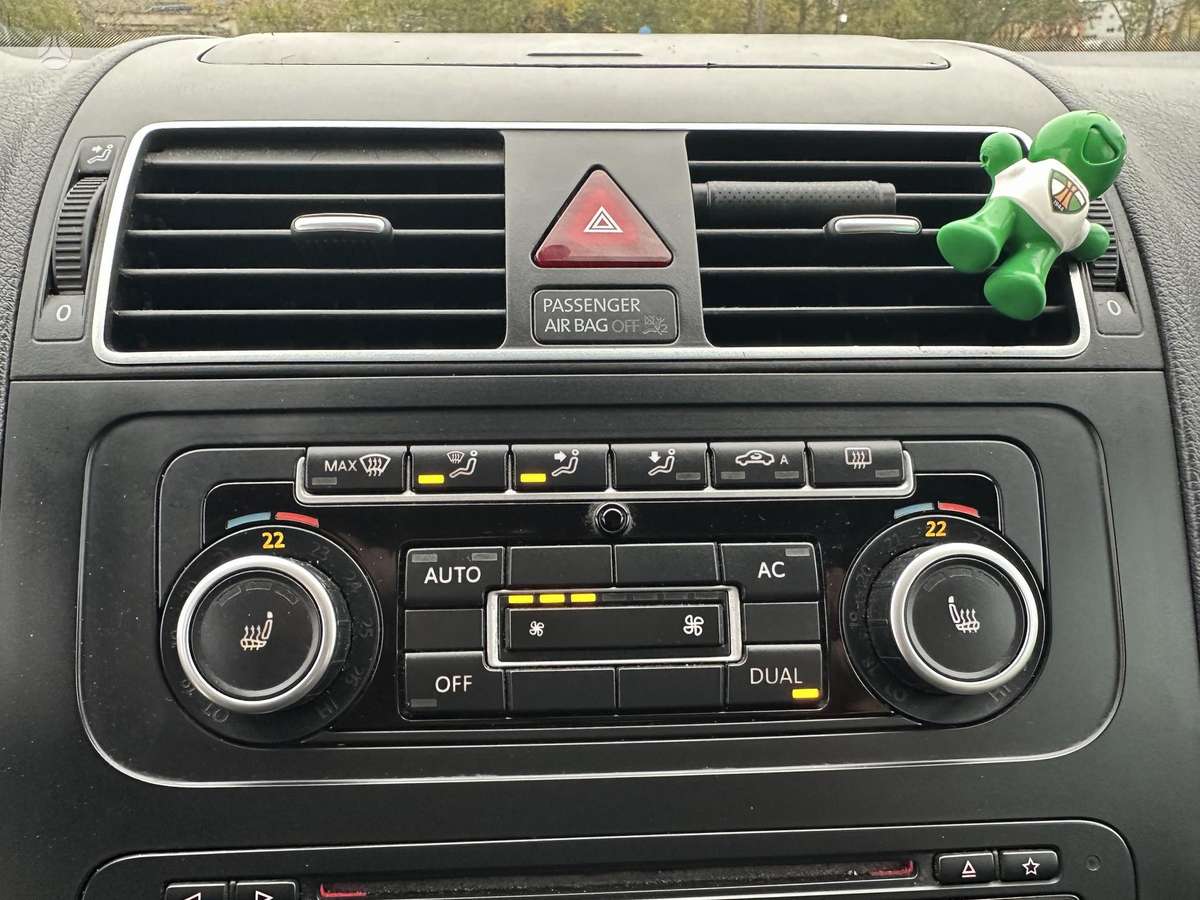 Volkswagen Touran 2012 — photo 27