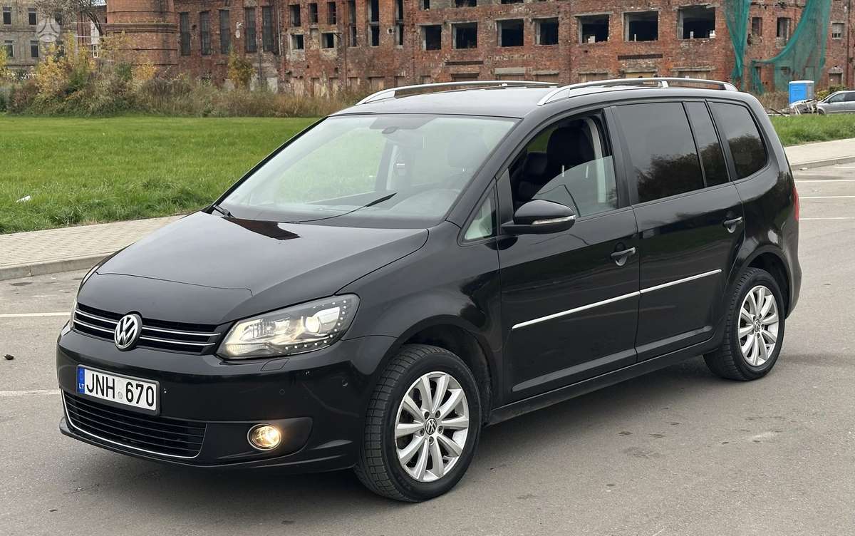 Volkswagen Touran 2012 — interior