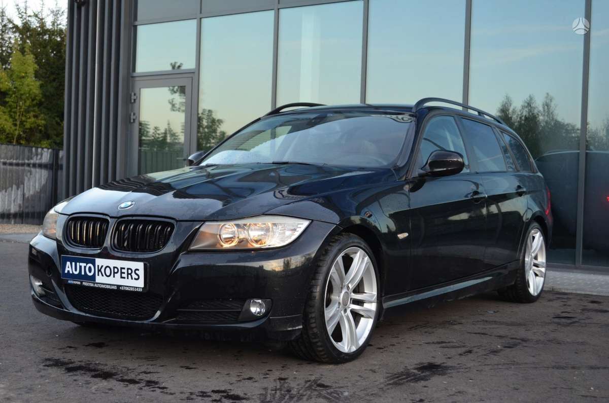 BMW 320 2009 — вигляд ззаду