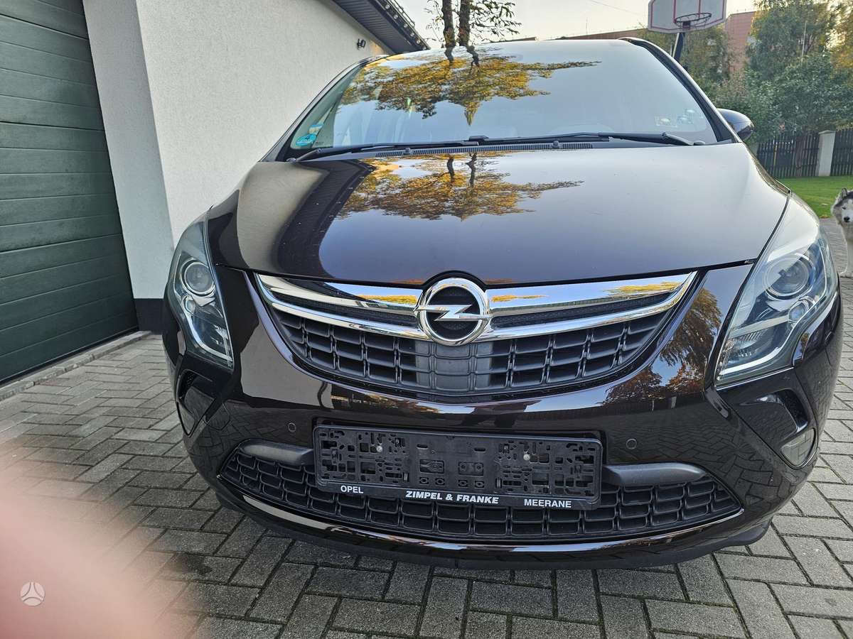 Opel Zafira 2012 — вигляд ззаду