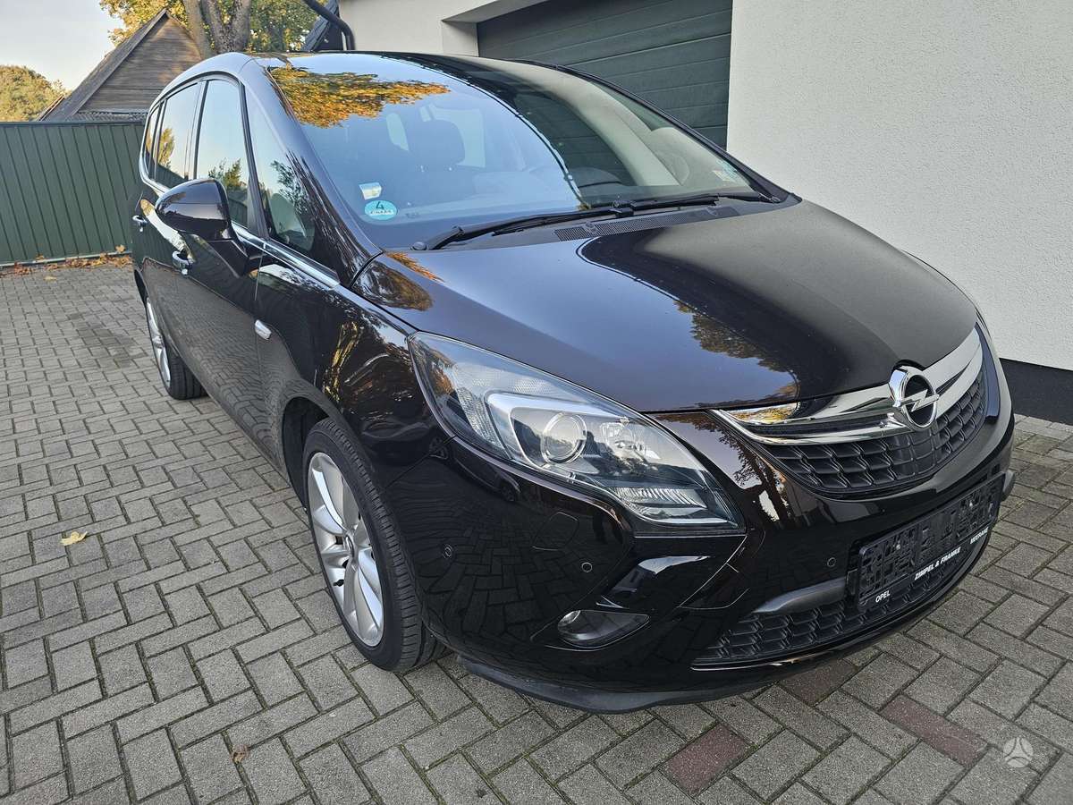 Opel Zafira 2012 — салон